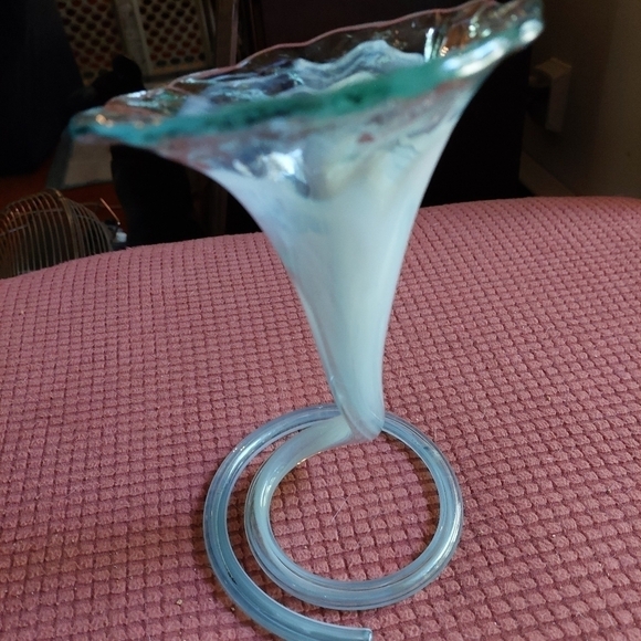 Vintage* Mid-Century Hand-blown One Piece Trumpet Glass Vase with Coiled Base - Picture 4 of 6